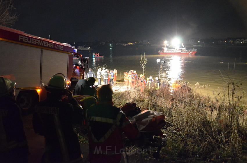 Einsatz BF Koeln PKW im Rhein Mondorf Hersel P114.JPG